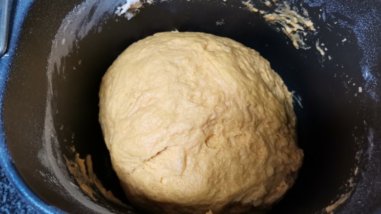 这样金灿灿的”金元宝“馒头，吃了会发财哦,面包机搅拌好的面团，有点湿，又加了点面粉