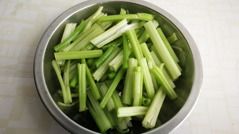 牛肉丝炒芹菜,芹菜摘去叶子留茎，洗净切成段