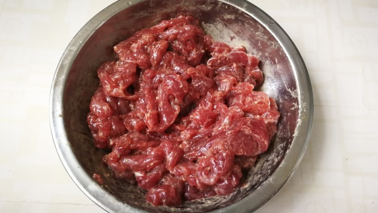 牛肉丝炒芹菜,拌匀腌制五分钟