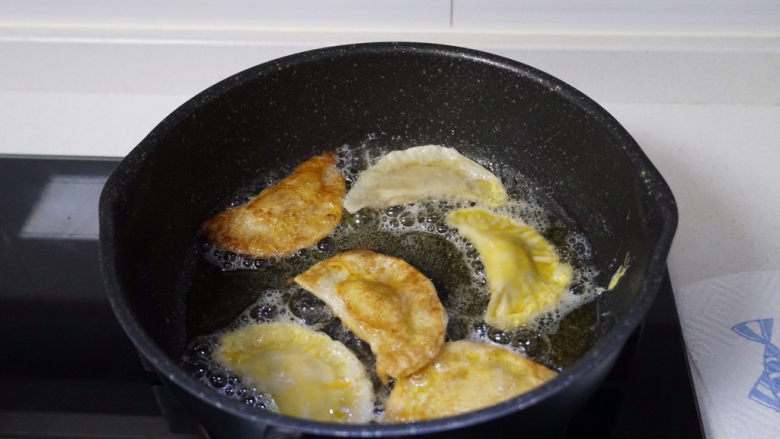 饺子皮变身🍌 香蕉派,放入包好的香蕉派，记得翻面，炸至两面表面金黄即可捞出。