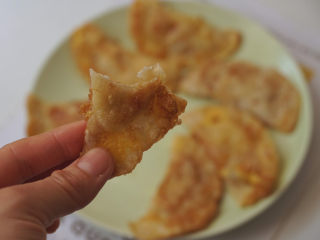 饺子皮变身🍌 香蕉派,趁热吃，表面脆脆的，里面甜甜糯糯的，好吃❤️