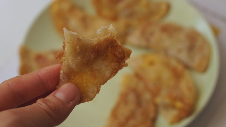 饺子皮变身🍌 香蕉派,趁热吃，表面脆脆的，里面甜甜糯糯的，好吃❤️