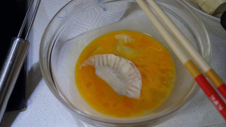 饺子皮变身🍌 香蕉派,放入鸡蛋液中沾一下