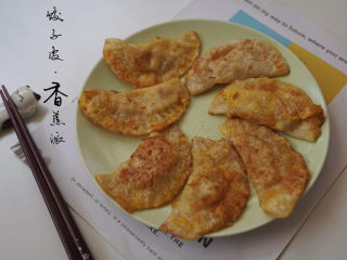 饺子皮变身🍌 香蕉派,表面脆脆的，里面甜甜糯糯的~