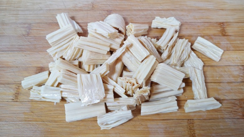 芹菜拌腐竹,泡好的腐竹冲洗一下切成小段。