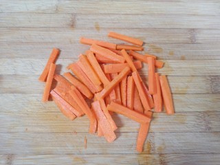 芹菜拌腐竹,胡萝卜洗干净切成条。