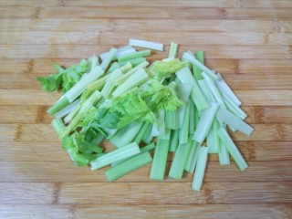 芹菜拌腐竹,切成小段。