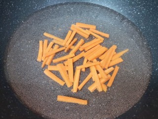 芹菜拌腐竹,锅内放足够多的水，快烧开的时候下入胡萝卜条。