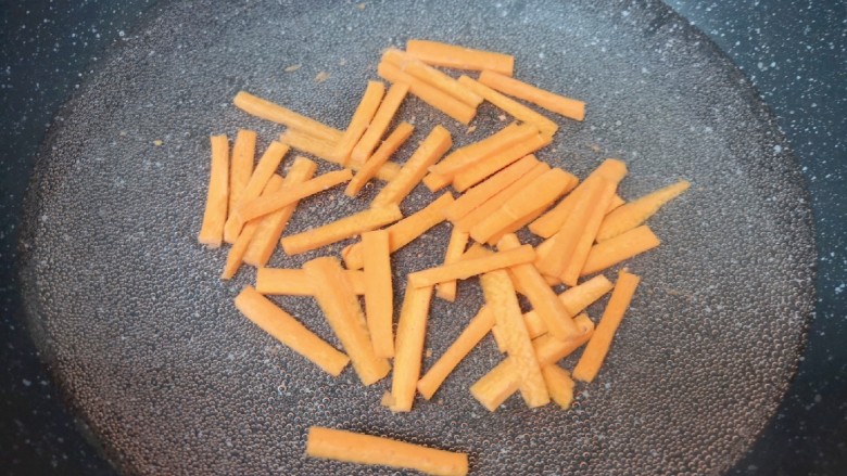 芹菜拌腐竹,锅内放足够多的水，快烧开的时候下入胡萝卜条。