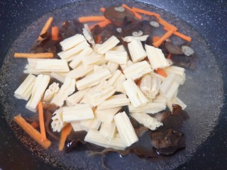 芹菜拌腐竹,烧开以后下入腐竹。