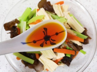 芹菜拌腐竹,加入红油。