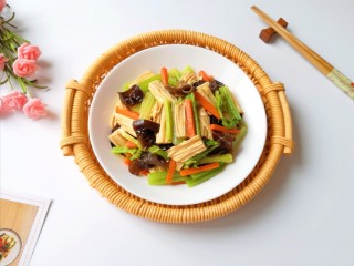 芹菜拌腐竹,特别爽口的凉拌菜。