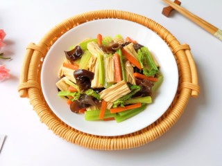 芹菜拌腐竹,一盆不够吃。