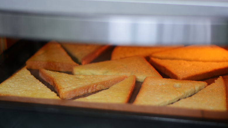香酥面包片——秒杀面包店的面包片配方,烤箱180度预热，180度烤20分钟。