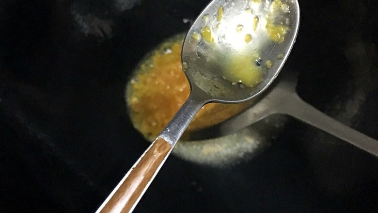 酸汤龙利鱼,热油把黄灯笼椒炒香

(这个勺子大小的量，根据个人口味放)
