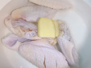 雪碧鸡翅,凉水下锅，加生姜