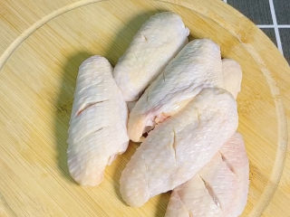 雪碧鸡翅,给每个鸡翅两面都划上三刀，容易入味
