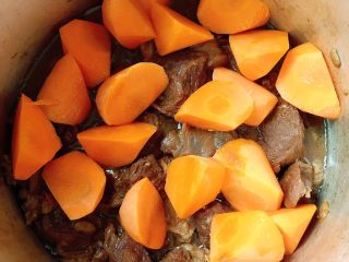 牛肉烧胡萝卜,能打开锅盖时放入胡萝卜