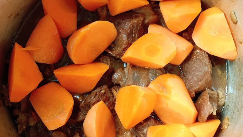 牛肉烧胡萝卜,能打开锅盖时放入胡萝卜