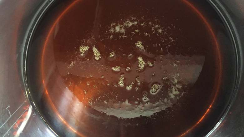 炸银鱼,锅里放入适量的油，烧至7成热的时候
