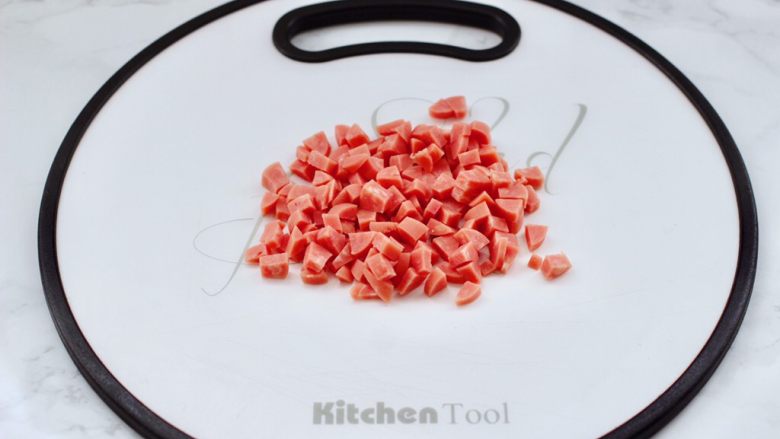 三色藜麦青菜饭团,<a style='color:red;display:inline-block;' href='/shicai/ 438'>火腿</a>去外皮后，用刀切成小丁。