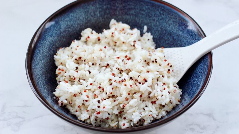 三色藜麦青菜饭团,把蒸熟的米饭打散放入碗里放凉，吃多少盛多少。