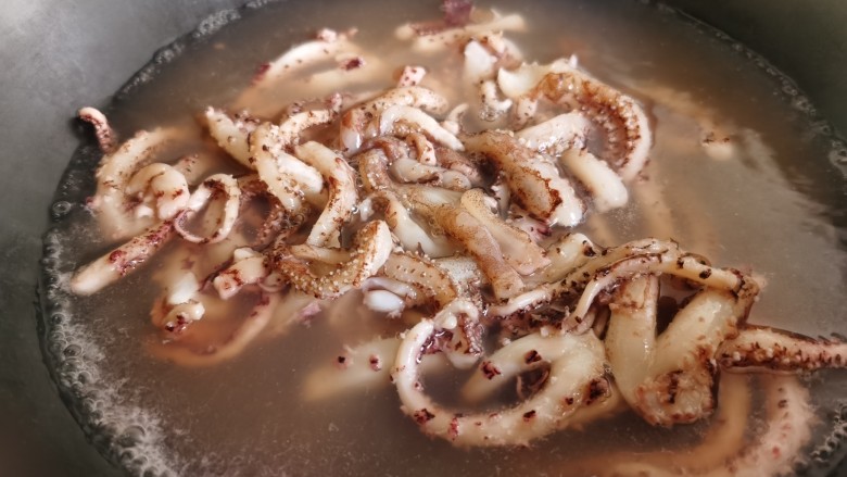 香辣鱿鱼须,锅里加水烧开，放入鱿鱼须焯水。