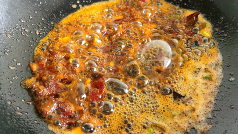 香辣鱿鱼须,郫县豆瓣酱炒出红油后，加入鱿鱼须。