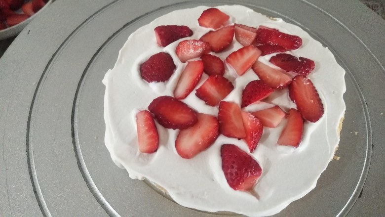 鲜花皇冠蛋糕,铺适量草莓