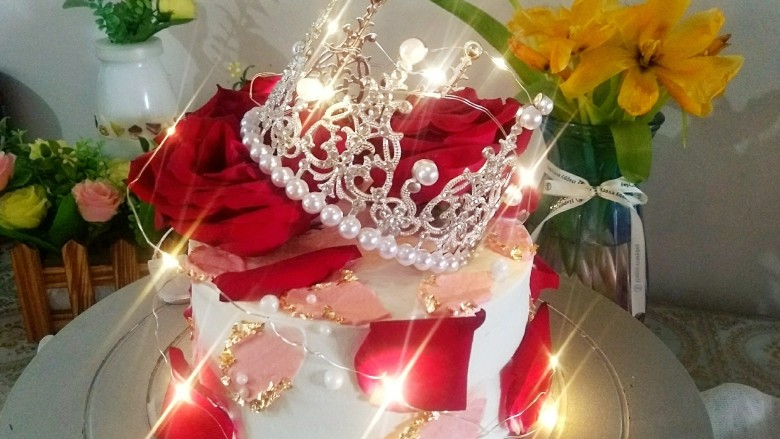 鲜花皇冠蛋糕,装饰上小白灯，波灵波灵，是不是超漂亮