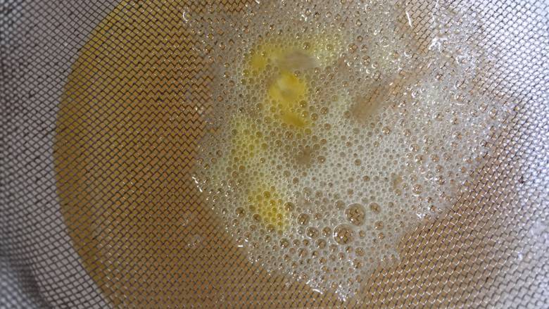 银鱼蒸蛋,把鸡蛋液过滤两道，过滤出少许的蛋清和泡沫，这样做出的鸡蛋液非常的细腻