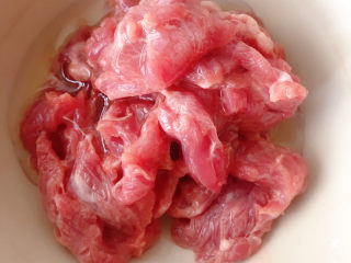 小炒牛肉（不辣）,倒入食用油，抓匀，让油封住肉的水分，腌制30分钟