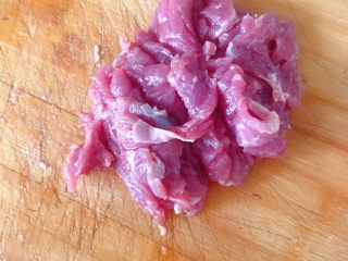 小炒牛肉（不辣）,去除上面的筋膜，切成薄片