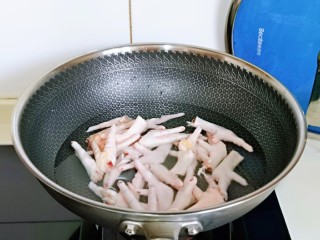 明虾鸡爪煲,鸡爪焯水，冷水入锅，盖上盖子，大火烧开煮2分钟，捞出过冷水，把鸡爪上的杂质冲洗干净。