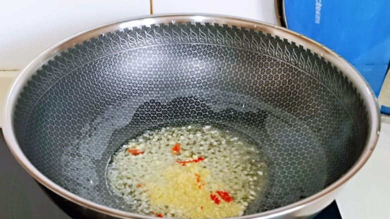 明虾鸡爪煲,起油锅，加入姜蒜辣椒末炒出香味。