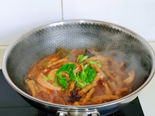 明虾鸡爪煲,加入提前切好的青椒椒，大火收汁。撒上熟白芝麻，关火。