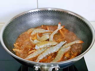 明虾鸡爪煲,再加入处理好的明虾，翻炒均匀。