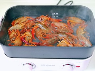 蒜香小龙虾,锅中加入水大火烧开后下入小龙虾焯水，煮1分钟捞出。(可以根据个人喜欢选择是否需要焯水，个人觉得烫一下再烧更卫生)