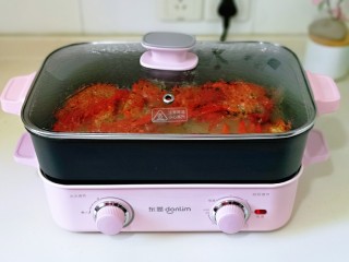 蒜香小龙虾,盖上盖子，中火煮15分钟。