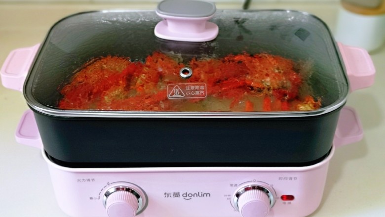 蒜香小龙虾,盖上盖子，中火煮15分钟。