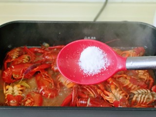蒜香小龙虾,按个人口味加入盐调味。
