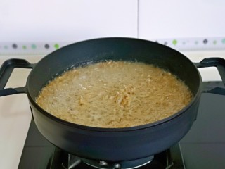 炸银鱼,起油锅，油温6成热时加入银鱼干。