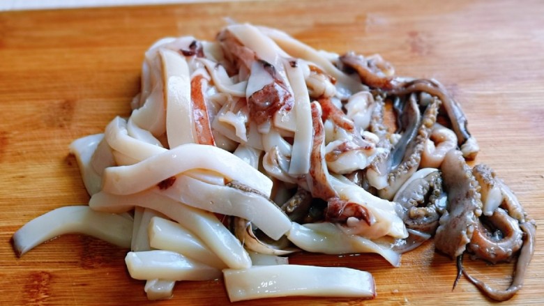 香辣鱿鱼须,鱿鱼洗干净，切条，也可以根据个人喜欢切花刀。