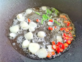 醋溜土豆丝,热锅热油，小火爆香葱蒜小米椒，
