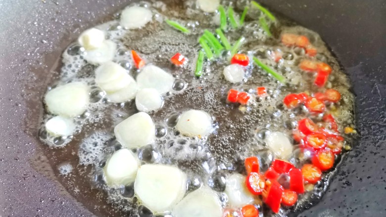醋溜土豆丝,热锅热油，小火爆香葱蒜小米椒，