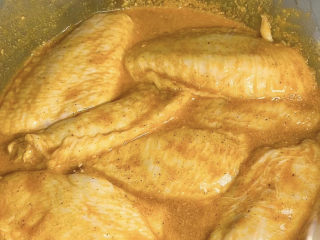 奥尔良烤翅,裹上保鲜膜，入冰箱冷藏腌制半小时
