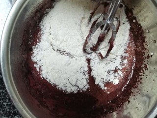 美艳无比，丝般柔滑的红丝绒蛋糕，你值得拥有,加入低筋粉继续低速打20秒
