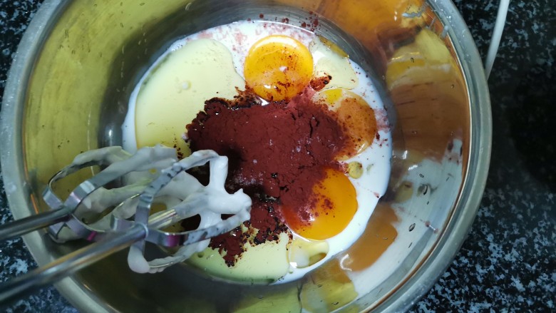 美艳无比，丝般柔滑的红丝绒蛋糕，你值得拥有,蛋黄牛奶，红曲米粉，盐巴全部混合一起，打蛋器低速打20秒钟