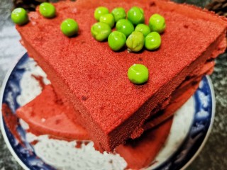 美艳无比，丝般柔滑的红丝绒蛋糕，你值得拥有,非常漂亮，口感一级棒，感觉像吃巧克力一样味道的红丝绒蛋糕就做好了。

这是我玩烘焙5年来，做出的最美的蛋糕，不是之一，你也可以拥有。