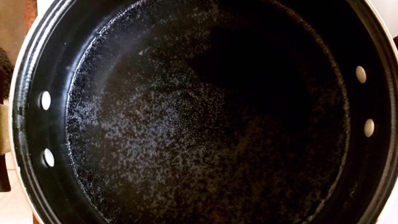 西葫芦炒木耳,锅内烧水。
